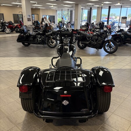 2025 Harley-Davidson® Freewheeler™ Vivid Black thumb 1