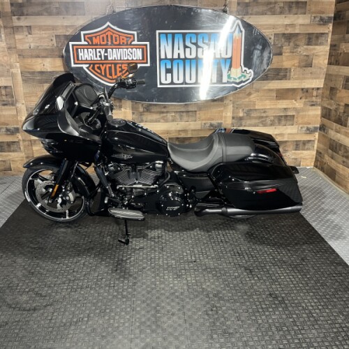 2026 Harley-Davidson® Road Glide® Vivid Black Black Trim thumb 2