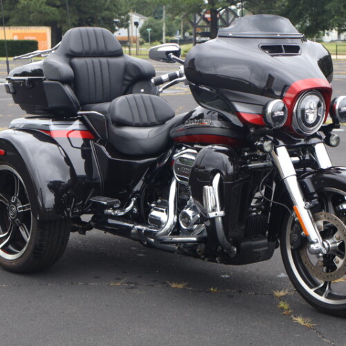 2020 Harley-Davidson® CVO™ Tri Glide® Black Stardust w/ Magnetic Gray & Wicked Red thumb 2