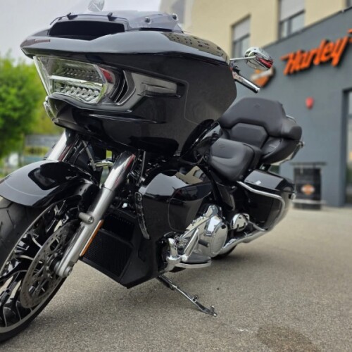 2026 Harley-Davidson® Road Glide Limited Vivid Black Chrome Trim thumb 1
