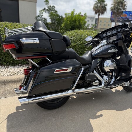 2016 Harley-Davidson® Ultra Limited Vivid Black thumb 2