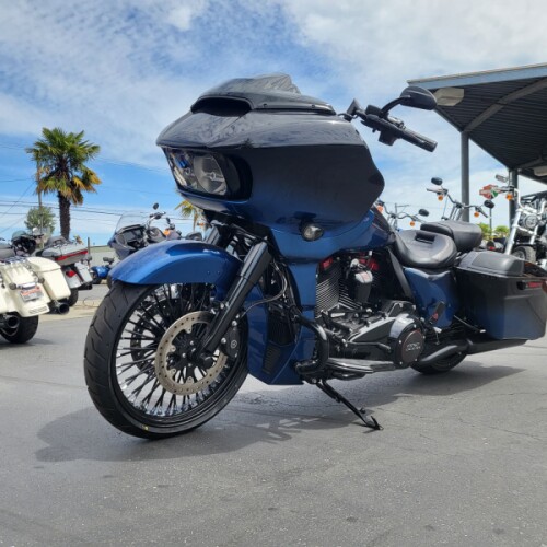 2019 Harley-Davidson® CVO™ Road Glide® Mako Shark Fade thumb 3