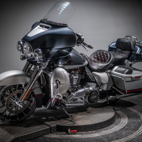 2019 CVO™ Street Glide® (FLHXSE) thumb 2