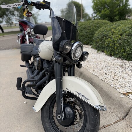 2022 Harley-Davidson® Heritage Classic 114 White Sand Pearl (Black Finish w/Cast Wheels) thumb 2