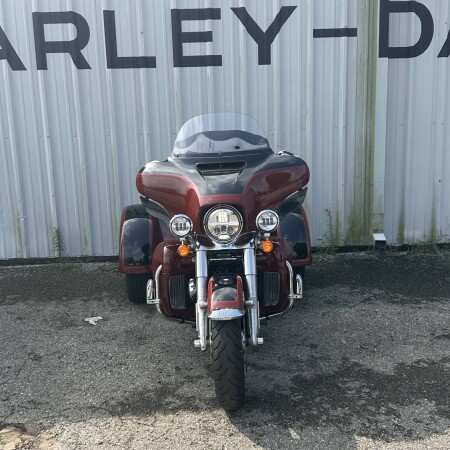 2024 Harley-Davidson® Tri Glide® Ultra Red Rock / Vivid Black thumb 3