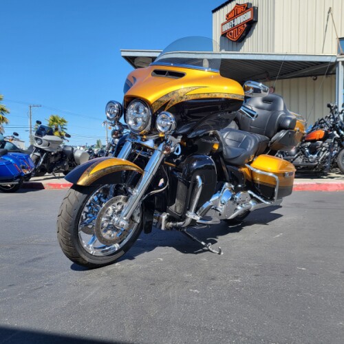 2015 Harley-Davidson® CVO™ Ultra Limited FLHTKSE thumb 3