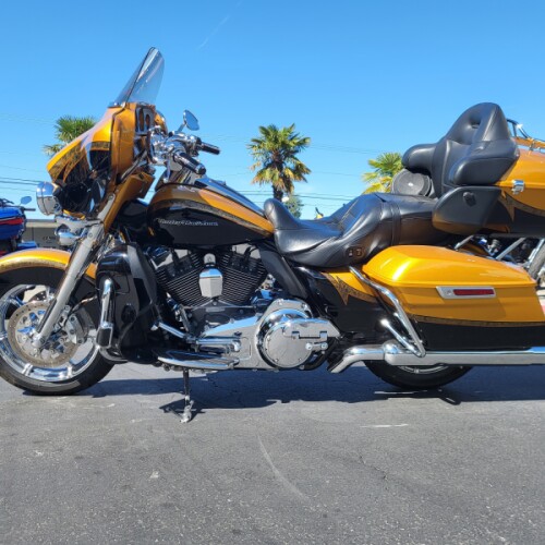 2015 Harley-Davidson® CVO™ Ultra Limited FLHTKSE thumb 2