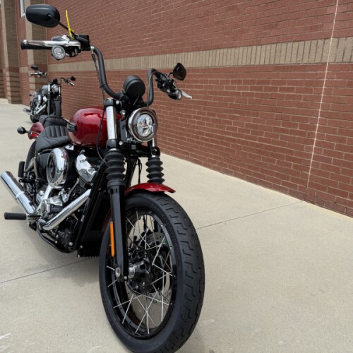2026 Harley-Davidson® Street Bob® Brilliant Red Chrome Cast Wheels thumb 2