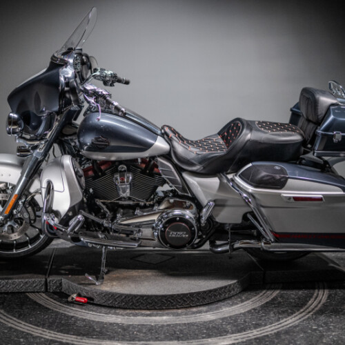 2019 CVO™ Street Glide® (FLHXSE) thumb 1