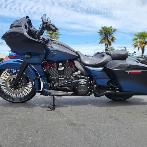 2019 Harley-Davidson® CVO™ Road Glide® Mako Shark Fade thumb 2