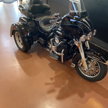 2015 Harley-Davidson® Tri Glide® Ultra FLHTCUTG thumb 3