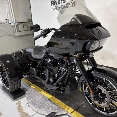 2024 Harley-Davidson® Road Glide® 3 Vivid Black - Black Finish thumb 2