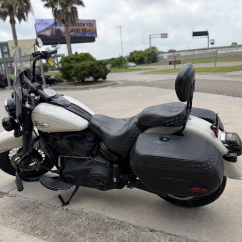 2022 Harley-Davidson® Heritage Classic 114 White Sand Pearl (Black Finish w/Cast Wheels) thumb 0