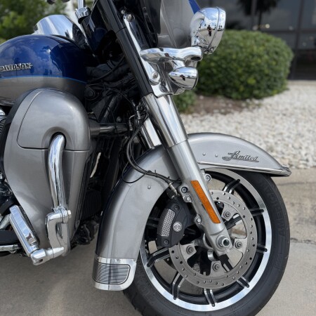 2017 Harley-Davidson® Ultra Limited SUP BLU/BLT SLV W/PINSTRIPE thumb 2