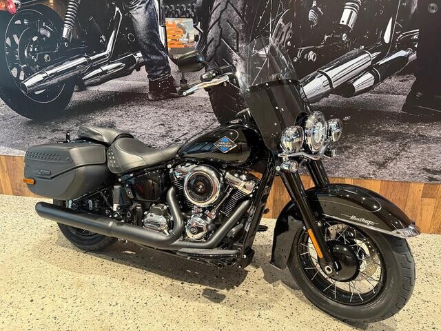 MY26 Harley-Davidson Softail Heritage Classic 117 w/ABS Cruise (FLHC) Vivid Black