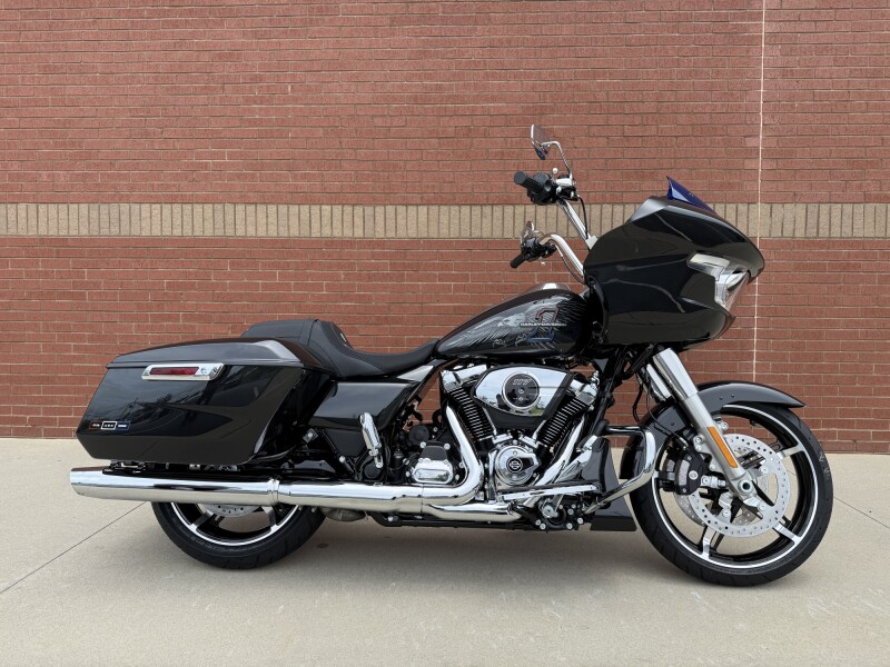 2026 Harley-Davidson® Road Glide® Midnight Ember Chrome Trim