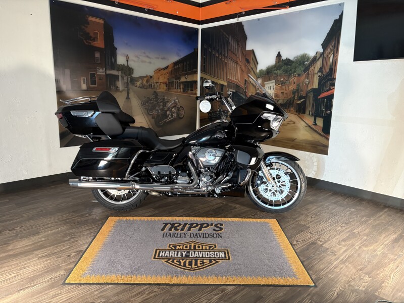 2026 Harley-Davidson® Road Glide Limited Vivid Black Chrome Trim