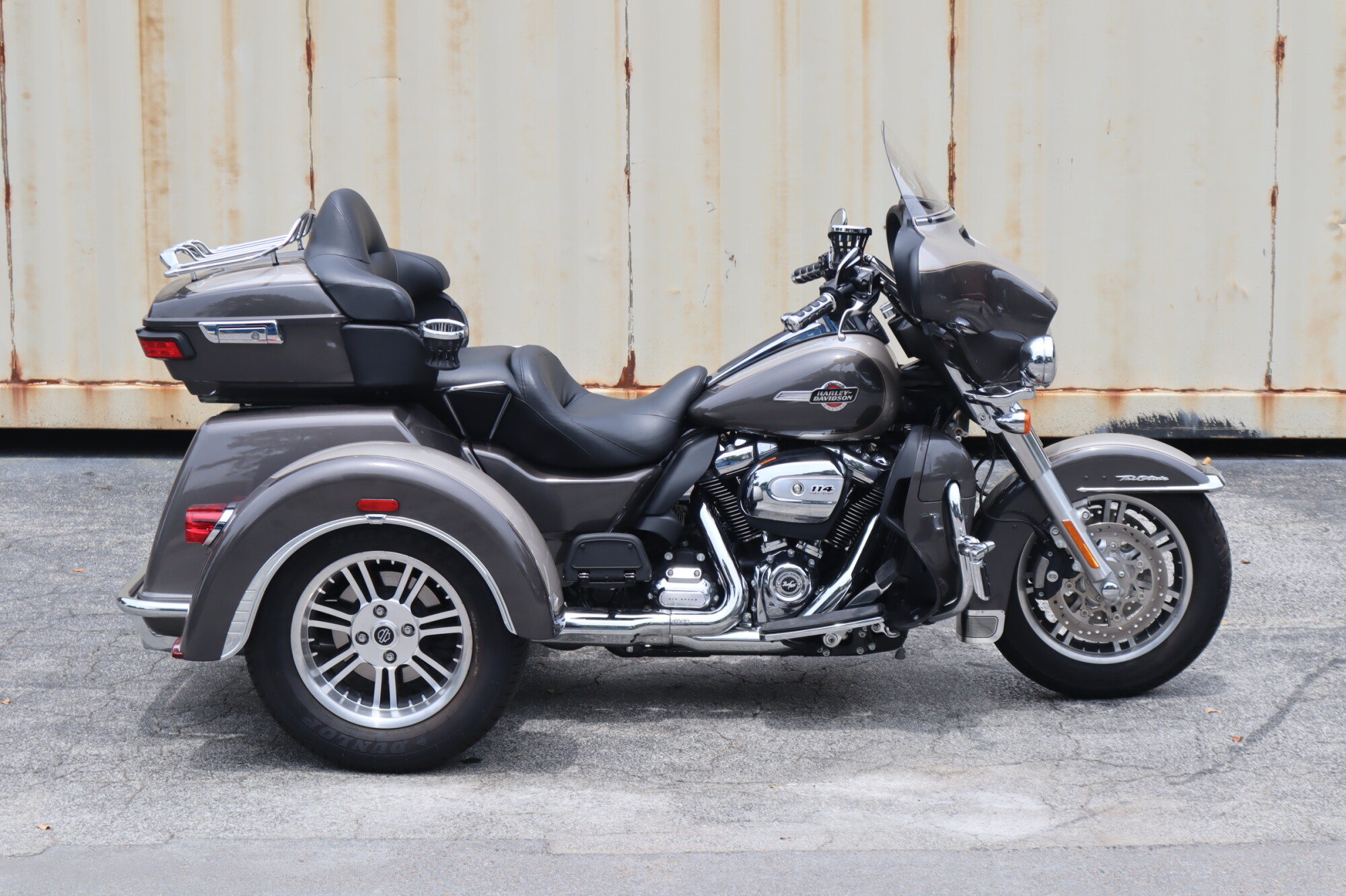 2023 Harley-Davidson® Tri Glide® Ultra Gray Haze/Silver Fortune