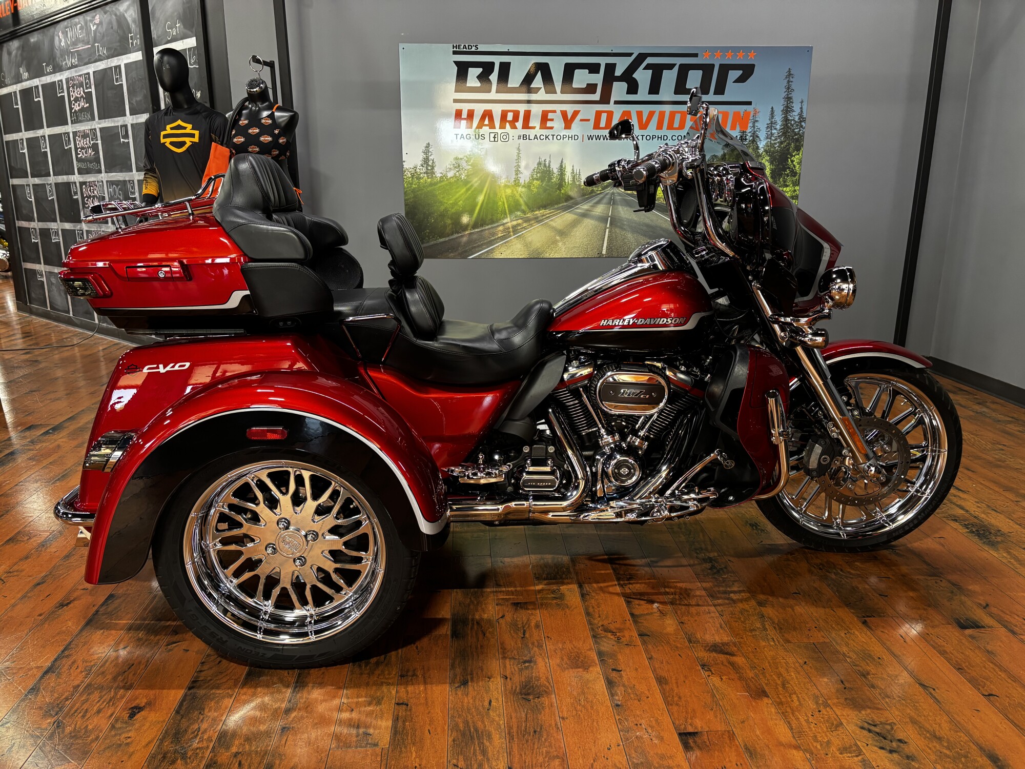 2021 Harley-Davidson® CVO™ Tri Glide® SUNSET ORANGE & SUNSET BLK