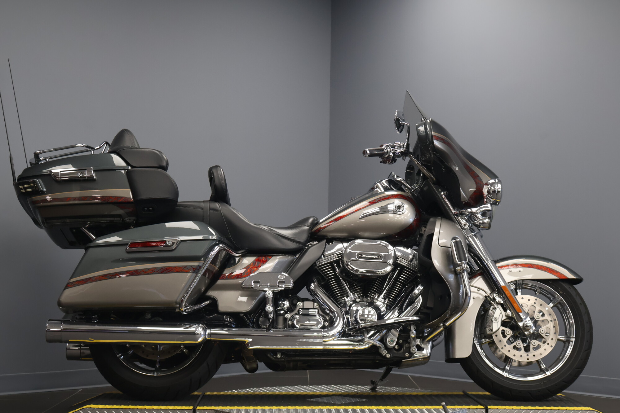 2016 Harley-Davidson® CVO™ Limited Charcoal Slate/Palladium Silver