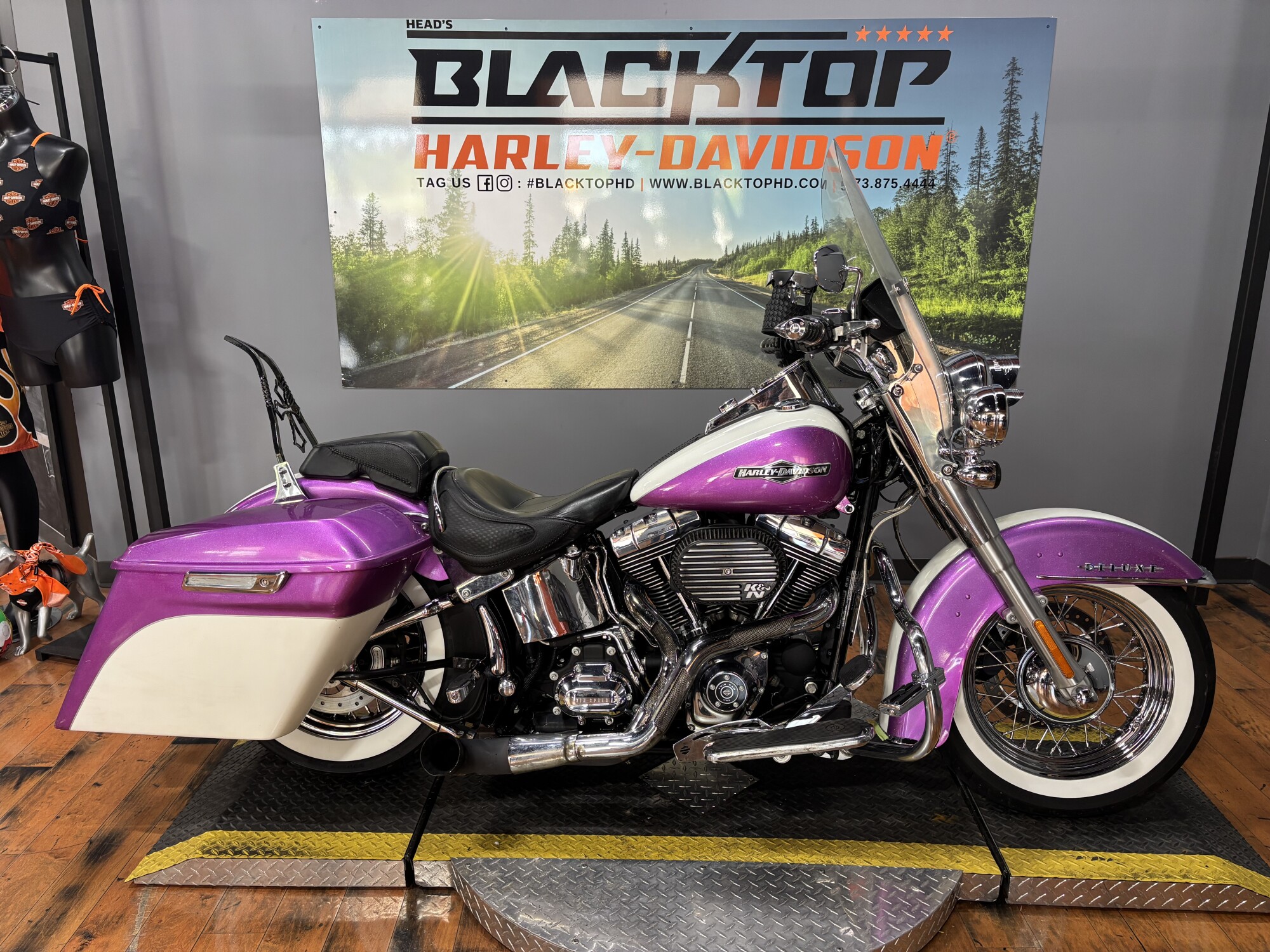 2016 Harley-Davidson® Softail® Deluxe BLACK W/PINSTRIPE