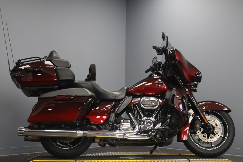 2018 Harley-Davidson® CVO™ Limited Burgundy Cherry Sunglo Fade