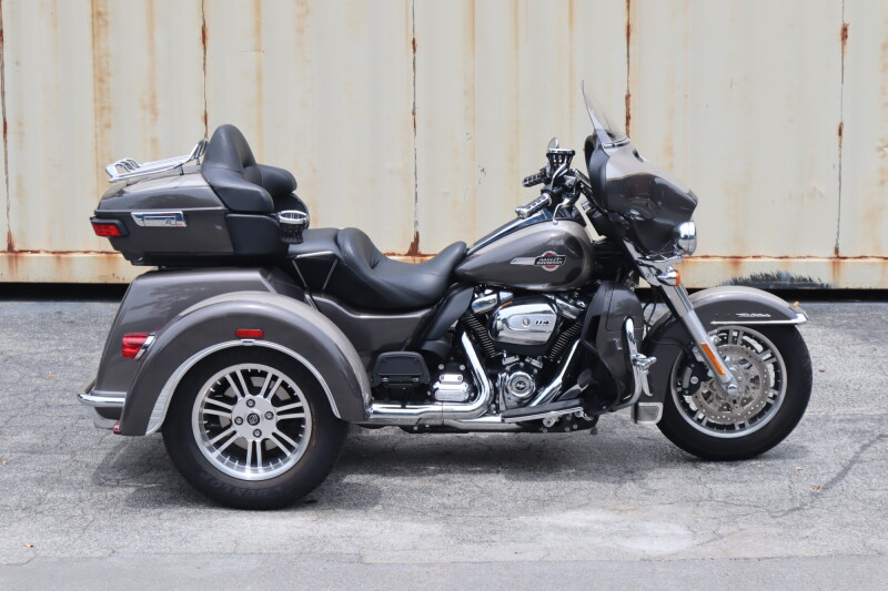2023 Harley-Davidson® Tri Glide® Ultra Gray Haze/Silver Fortune