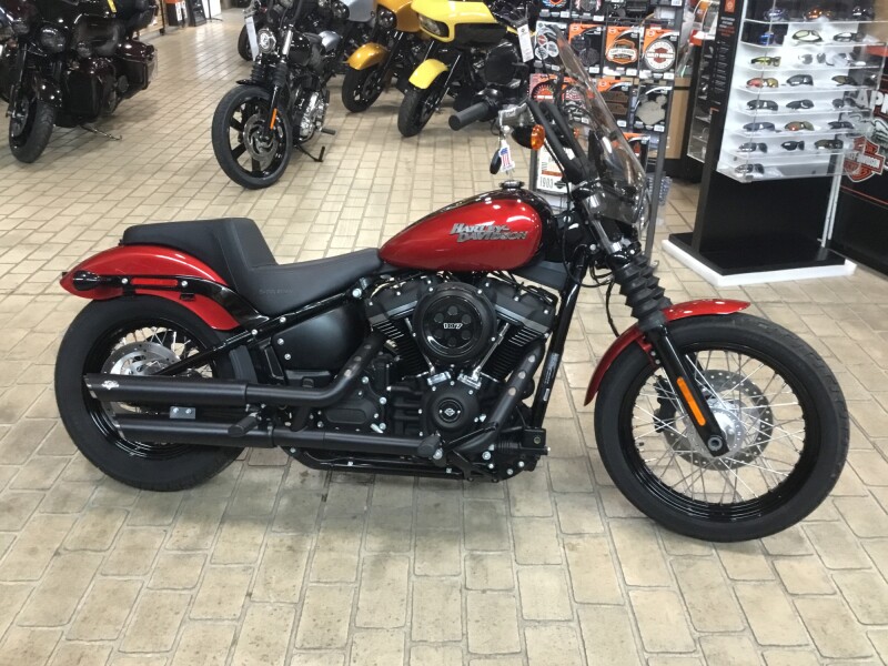 2019 Harley-Davidson® Street Bob® Wicked Red/Twisted Cherry