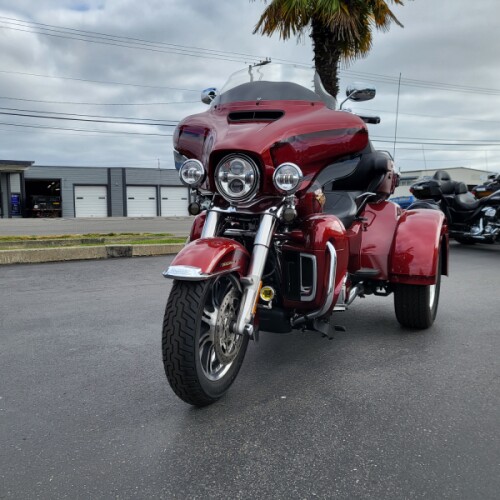 2023 Harley-Davidson® Tri Glide® Ultra FLHTCUTG thumb 3