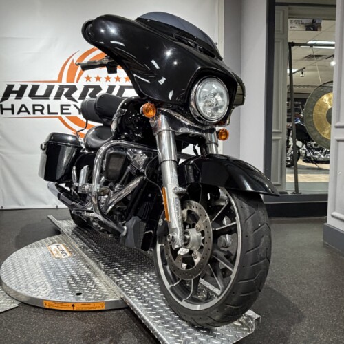 2021 Harley-Davidson® Street Glide® FLHX thumb 3