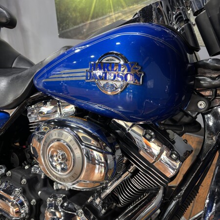 2007 Harley-Davidson® Electra Glide® Ultra Classic® PAC BLUE PRL W/PINSTRIPE thumb 3