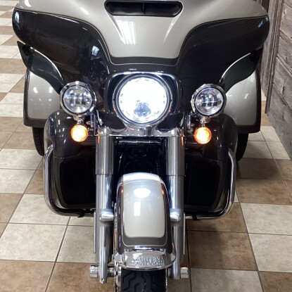 2023 Harley-Davidson® Tri Glide® Ultra Gray Haze/Silver Fortune thumb 1