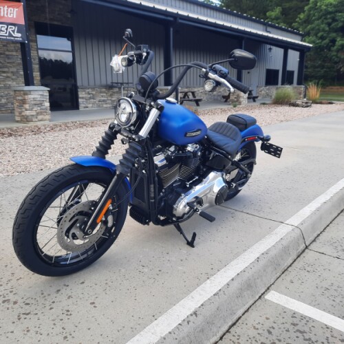 2026 Harley-Davidson® Street Bob® Aurora Blue Denim Chrome Laced Wheels thumb 3