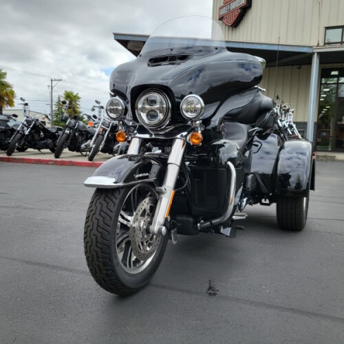 2024 Harley-Davidson® Tri Glide® Ultra FLHTCUTG thumb 3