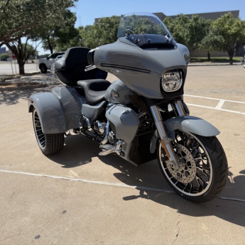 2026 Harley-Davidson® Street Glide 3 Limited Dark Billiard Gray Chrome Trim thumb 2