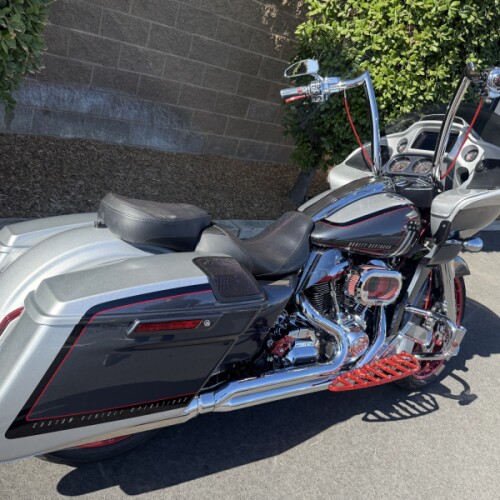 FLTRXSE 2019 CVO™ Road Glide® thumb 2