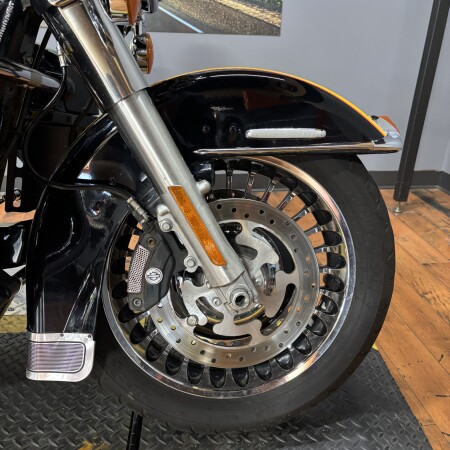 2013 Harley-Davidson® Electra Glide® Ultra Limited YELLO PRL/V BLK W/ PINSTRIP thumb 2