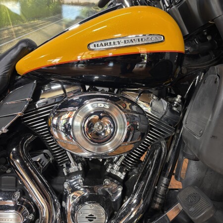 2013 Harley-Davidson® Electra Glide® Ultra Limited YELLO PRL/V BLK W/ PINSTRIP thumb 1