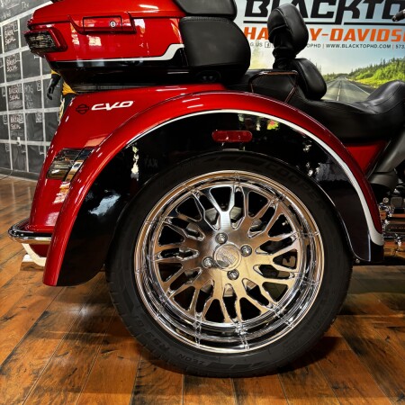 2021 Harley-Davidson® CVO™ Tri Glide® SUNSET ORANGE & SUNSET BLK thumb 0