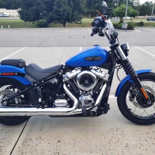 2026 Harley-Davidson® Street Bob® Aurora Blue Denim Chrome Laced Wheels thumb 0