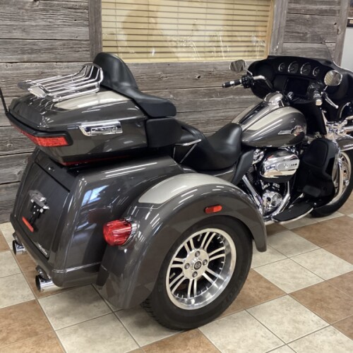 2023 Harley-Davidson® Tri Glide® Ultra Gray Haze/Silver Fortune thumb 3