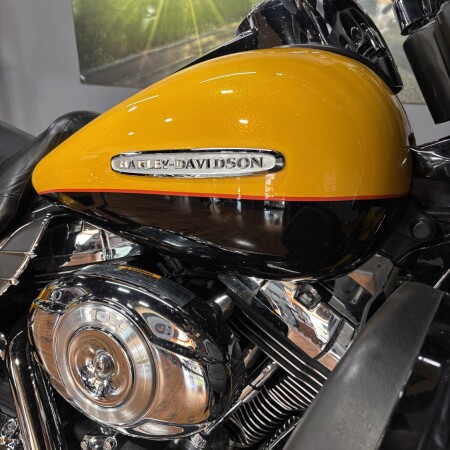 2013 Harley-Davidson® Electra Glide® Ultra Limited YELLO PRL/V BLK W/ PINSTRIP thumb 3