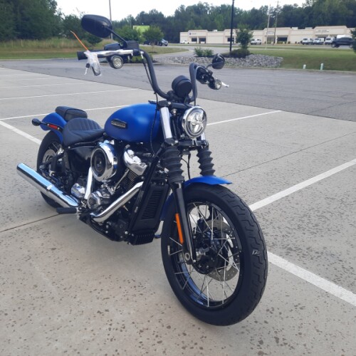 2026 Harley-Davidson® Street Bob® Aurora Blue Denim Chrome Laced Wheels thumb 1