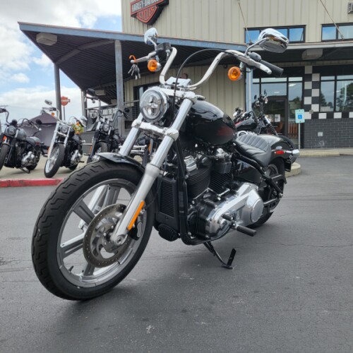 2024 Harley-Davidson® Softail® Standard Vivid Black thumb 3