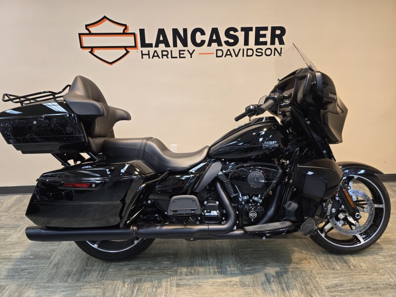 2025 Harley-Davidson® Street Glide® Ultra Vivid Black - Black Finish FLHXU