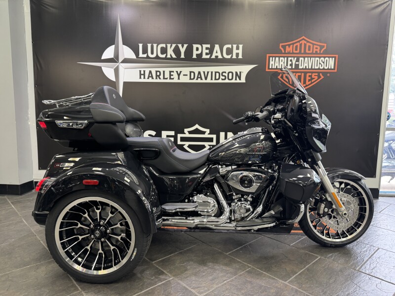 2026 Harley-Davidson® Street Glide® Midnight Ember Chrome Trim