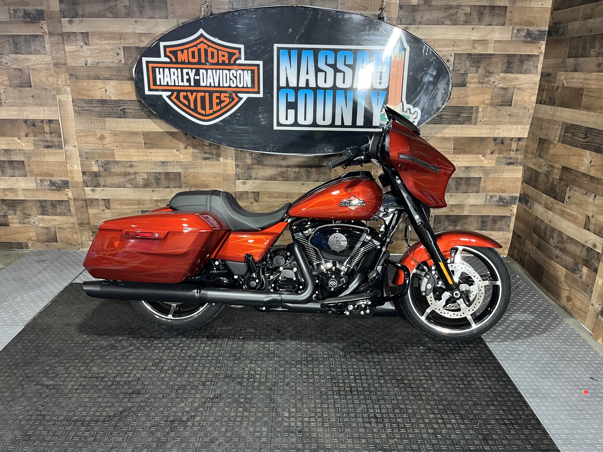 2025 Harley-Davidson<sup>®</sup> Street Glide® Whiskey Firestorm - Black Finish