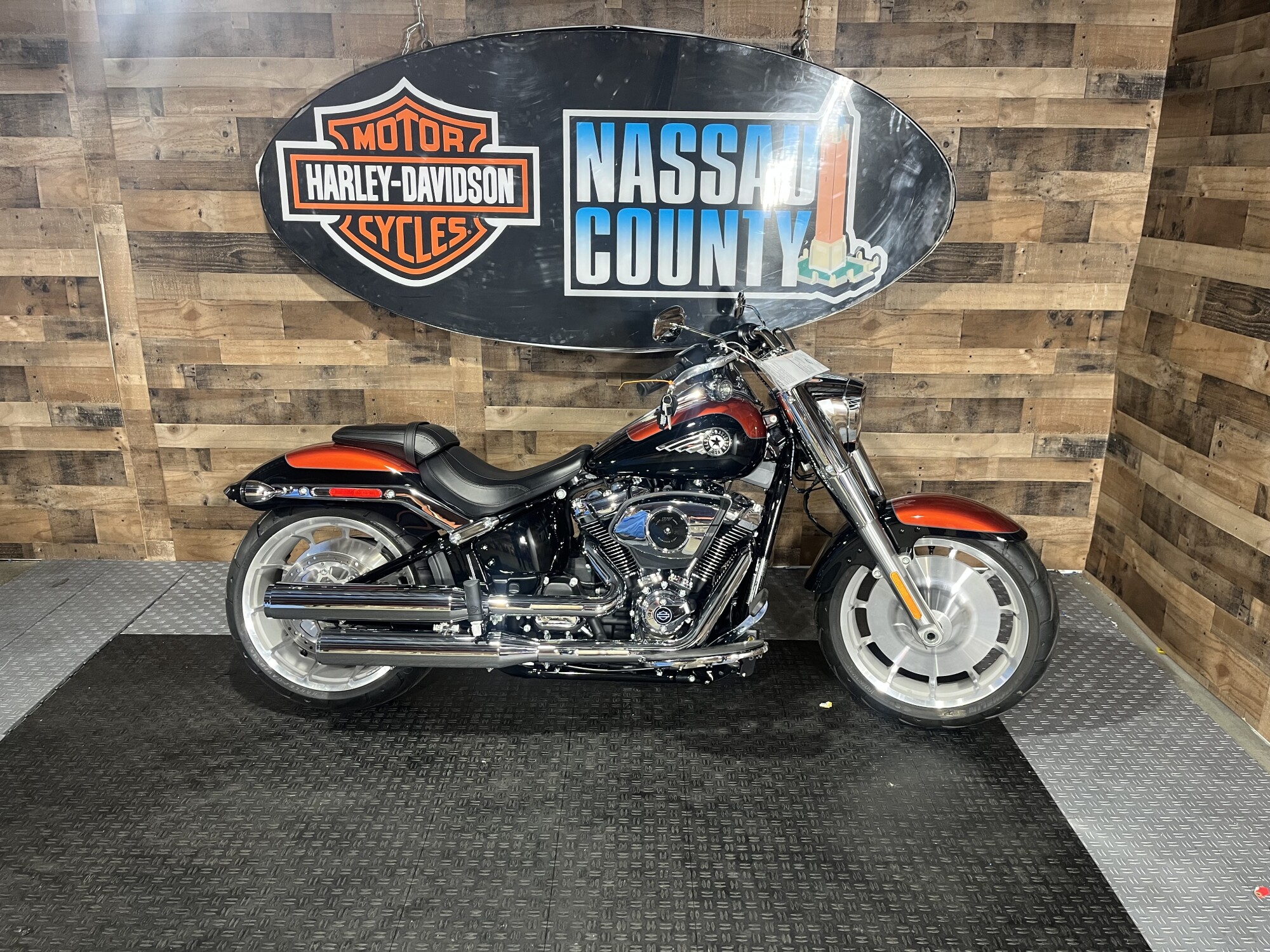2025 Harley-Davidson<sup>®</sup> Fat Boy® Whiskey Fire / Vivid Black
