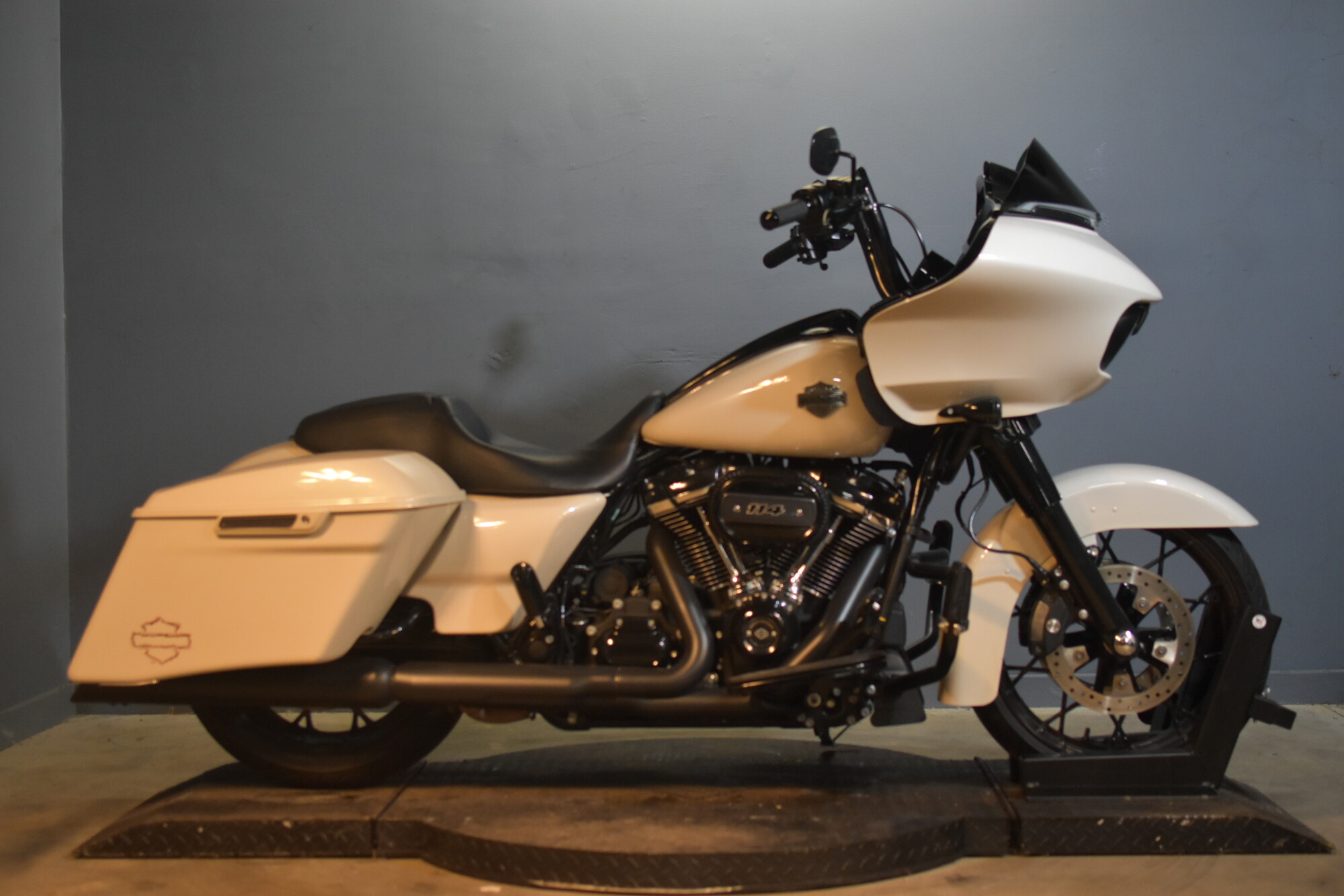 2022 Harley-Davidson® Road Glide® Special White Sand Pearl - Black