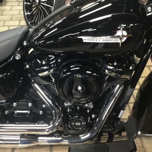 2019 Harley-Davidson® Heritage Classic Vivid Black thumb 3